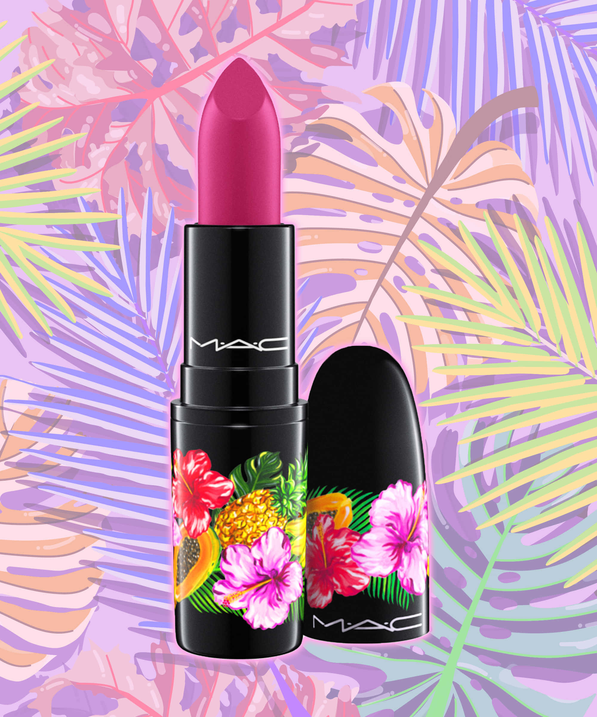 Mac Cosmetics 桌布 壁紙 — 一支充滿活力的粉紅色MAC唇膏，帶有熱帶花卉設計，站在色彩繽紛的棕櫚葉插圖背景前。