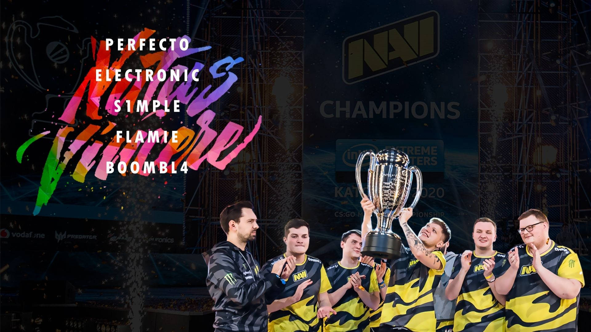 Natus Vincere 桌布 壁紙 — 一支勝利的電競隊伍身穿黃黑球衣，在充滿活力的霓虹舞台燈光下舉起閃閃發光的冠軍獎盃。