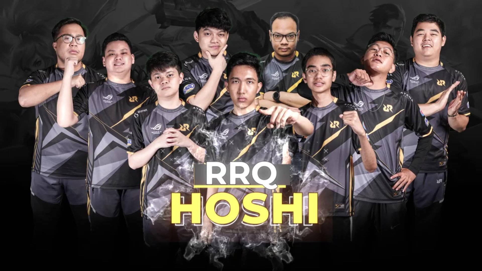 Team 桌布 壁紙 — 一支專業電競隊伍自信地穿著相配的黑色和金色球衣，在黑暗煙霧背景前擺姿勢，帶有發光的「RRQ HOSHI」文字。