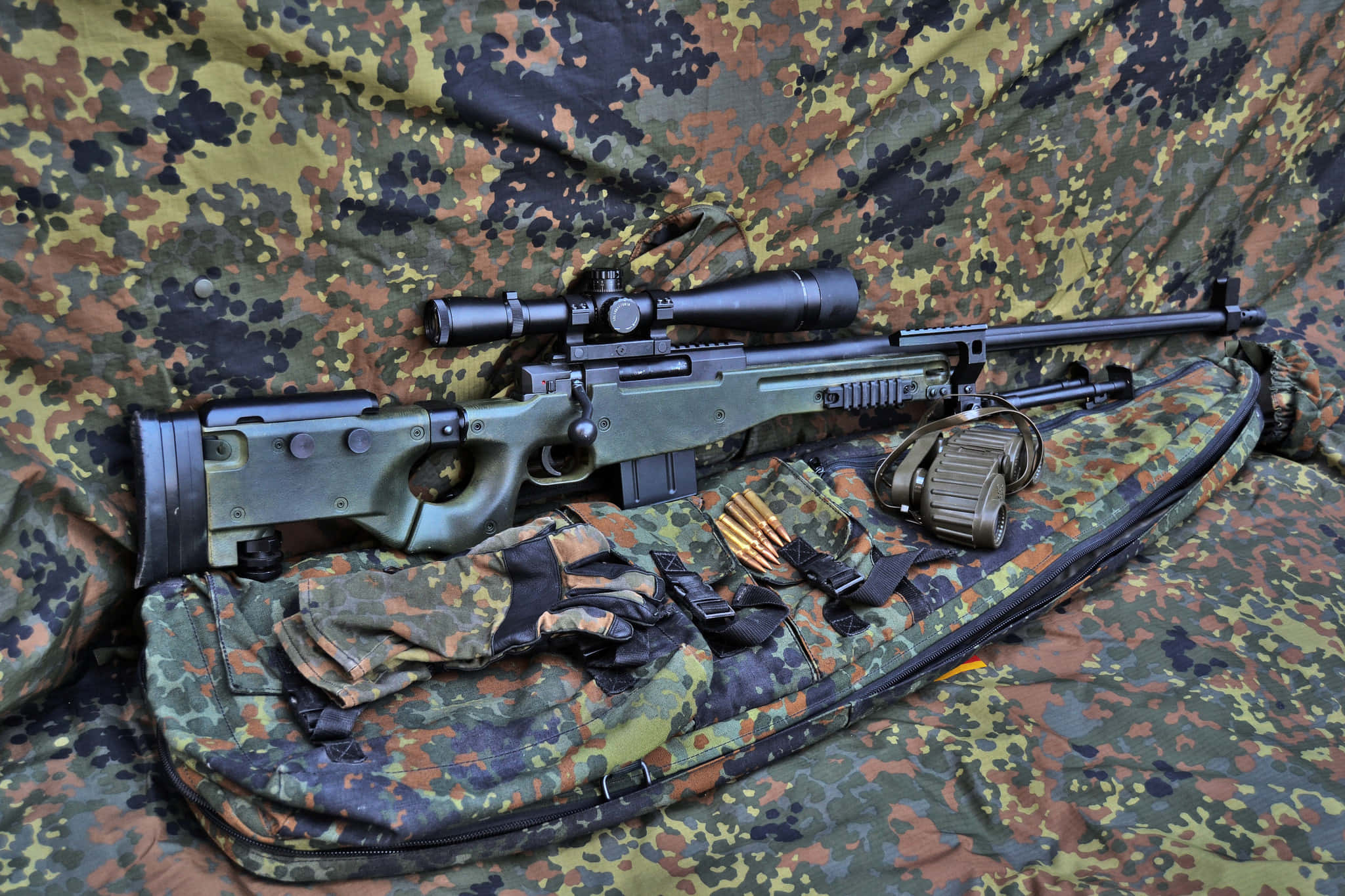 Rifle 桌布 壁紙 — 一支帶有瞄準鏡和配件的軍用狙擊步槍放在迷彩裝備袋上，背景為匹配的圖案。