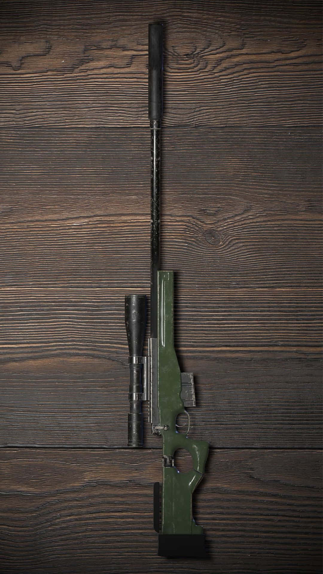 Pubg Guns 桌布 壁紙 — 一支帶瞄準鏡的綠色狙擊步槍垂直放置在深色木板上。