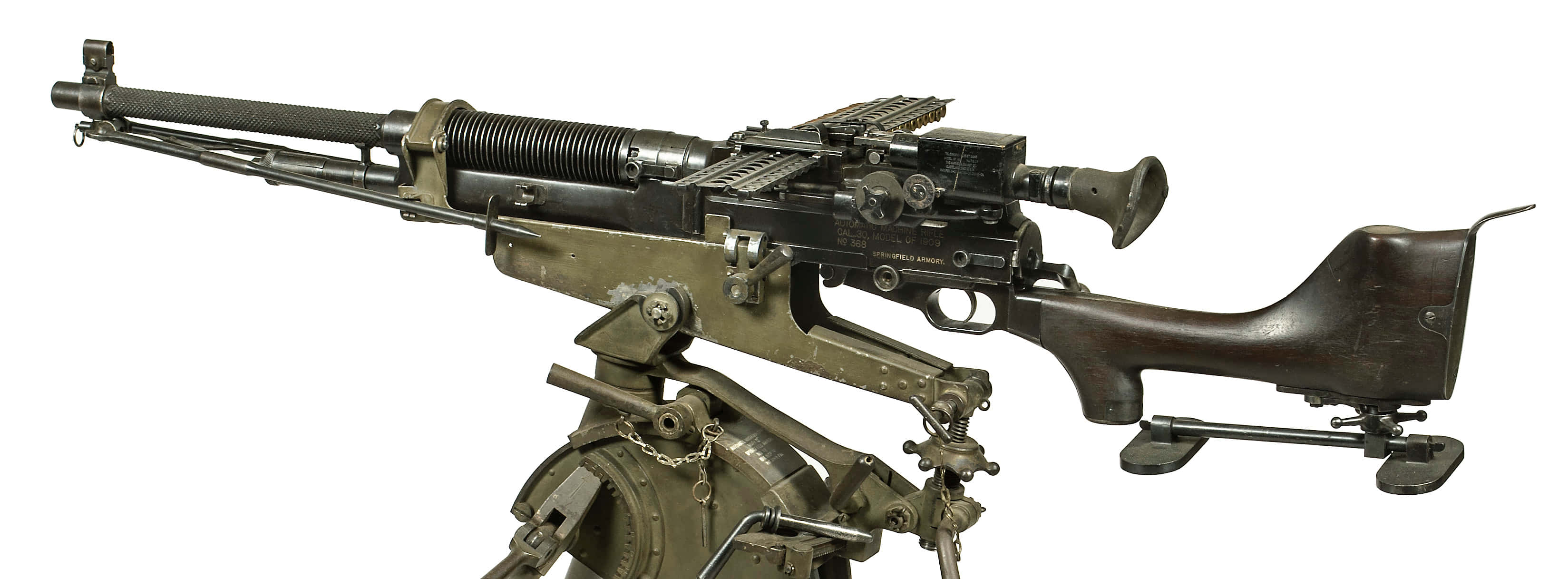 Rifle 桌布 壁紙 — 一支復古軍用機槍，配有木製槍托和金屬槍管，安裝在三腳架上，背景為純白色。