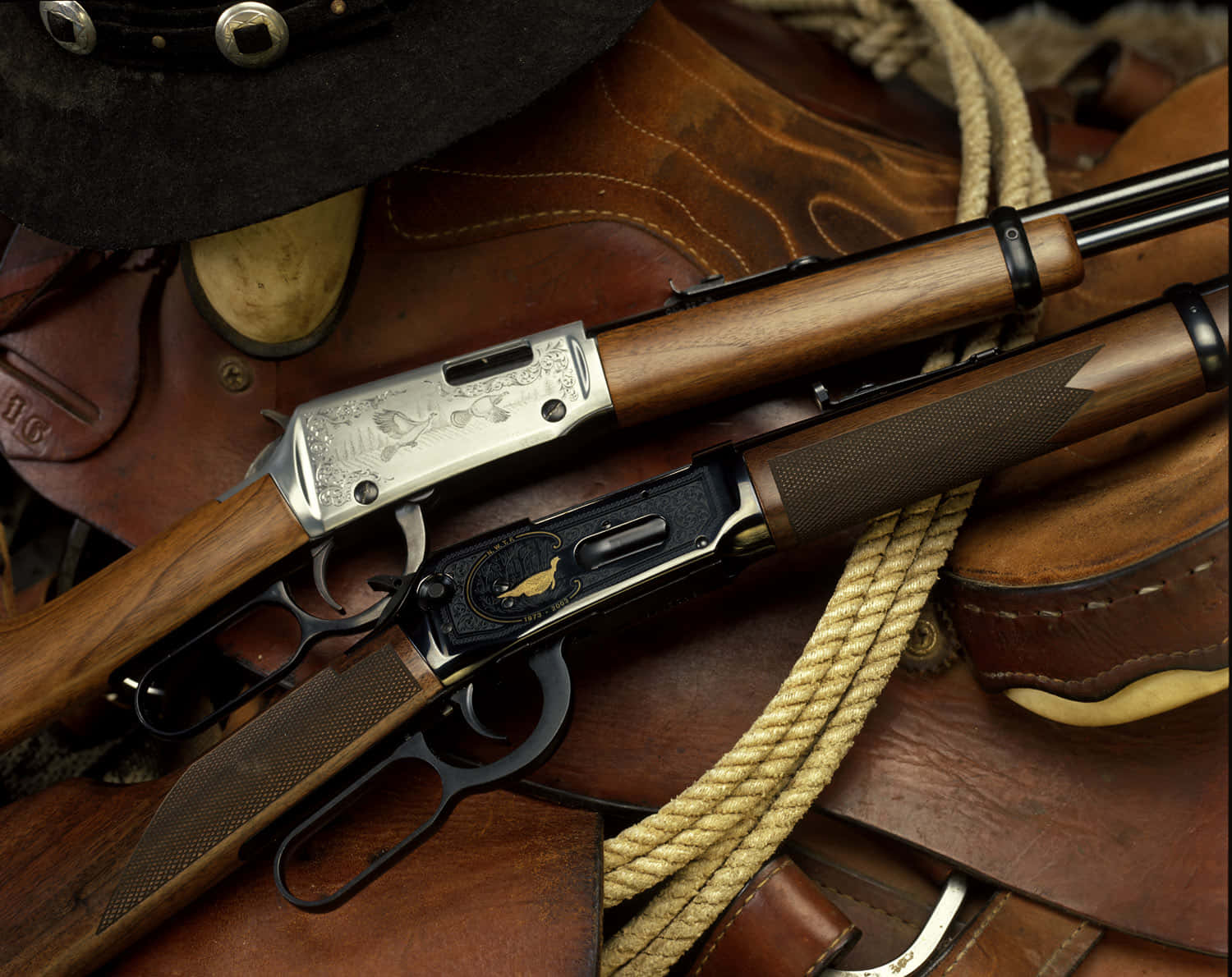 Rifle 桌布 壁紙 — 一支復古雕刻步槍擱在皮革馬鞍裝備和繩索上，構成質樸的西部風格畫面。