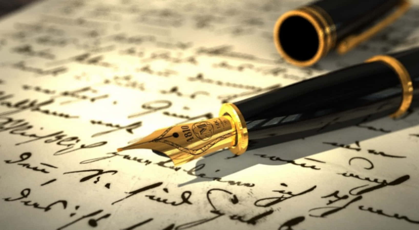 Pen 桌布 壁紙 — 一支復古黑色和金色的鋼筆放在一張手寫草書的紙上，沐浴在溫暖的金色光線中。
