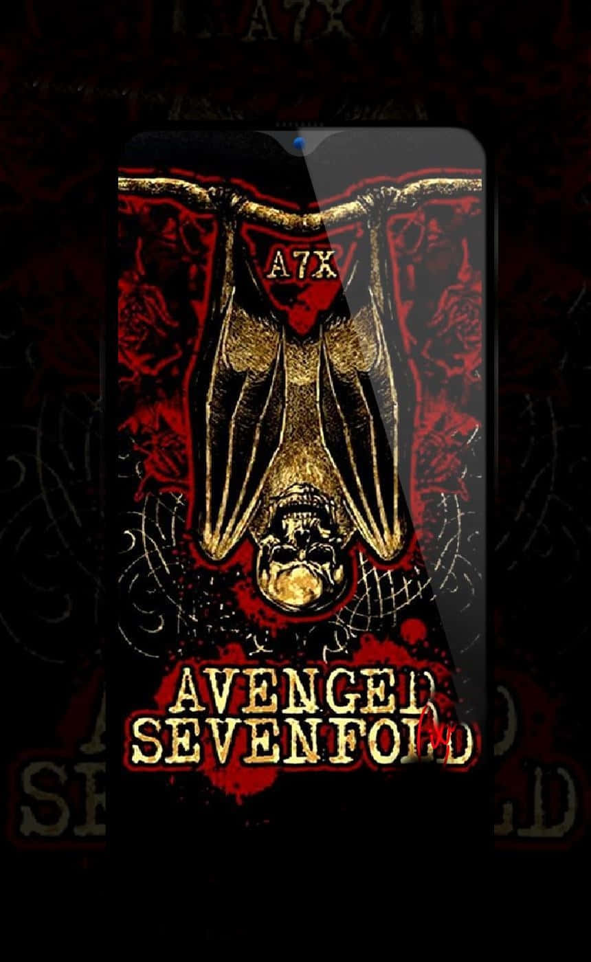 Phone Screen 桌布 壁紙 — 一支手機顯示深紅色和金色的Avenged Sevenfold桌布，上面有蝙蝠、骷髏臉和玫瑰。