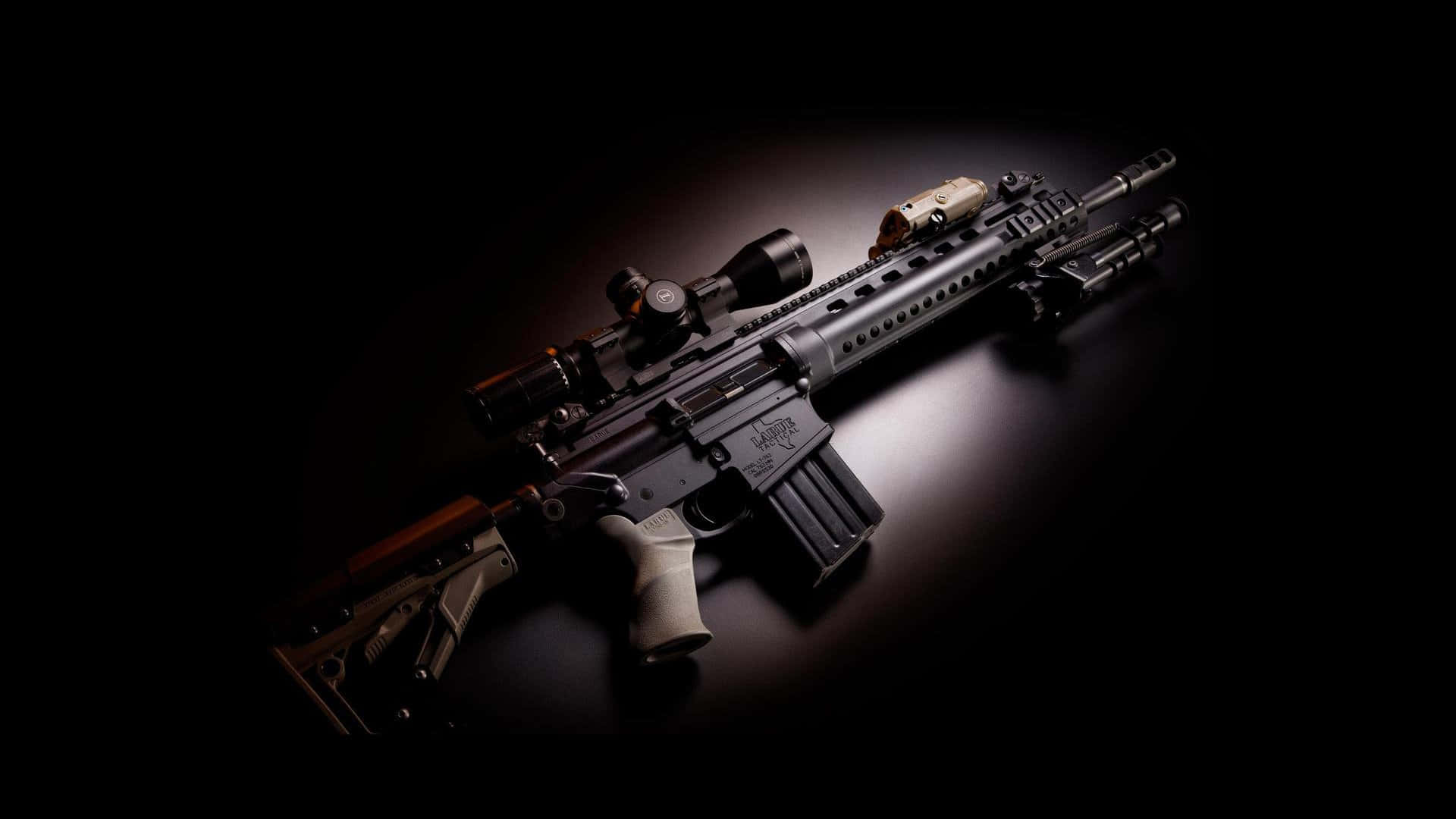 Rifle 桌布 壁紙 — 一支時尚的戰術步槍，配有瞄準鏡和配件，在戲劇性的聚光燈下，在漆黑的背景上閃耀。