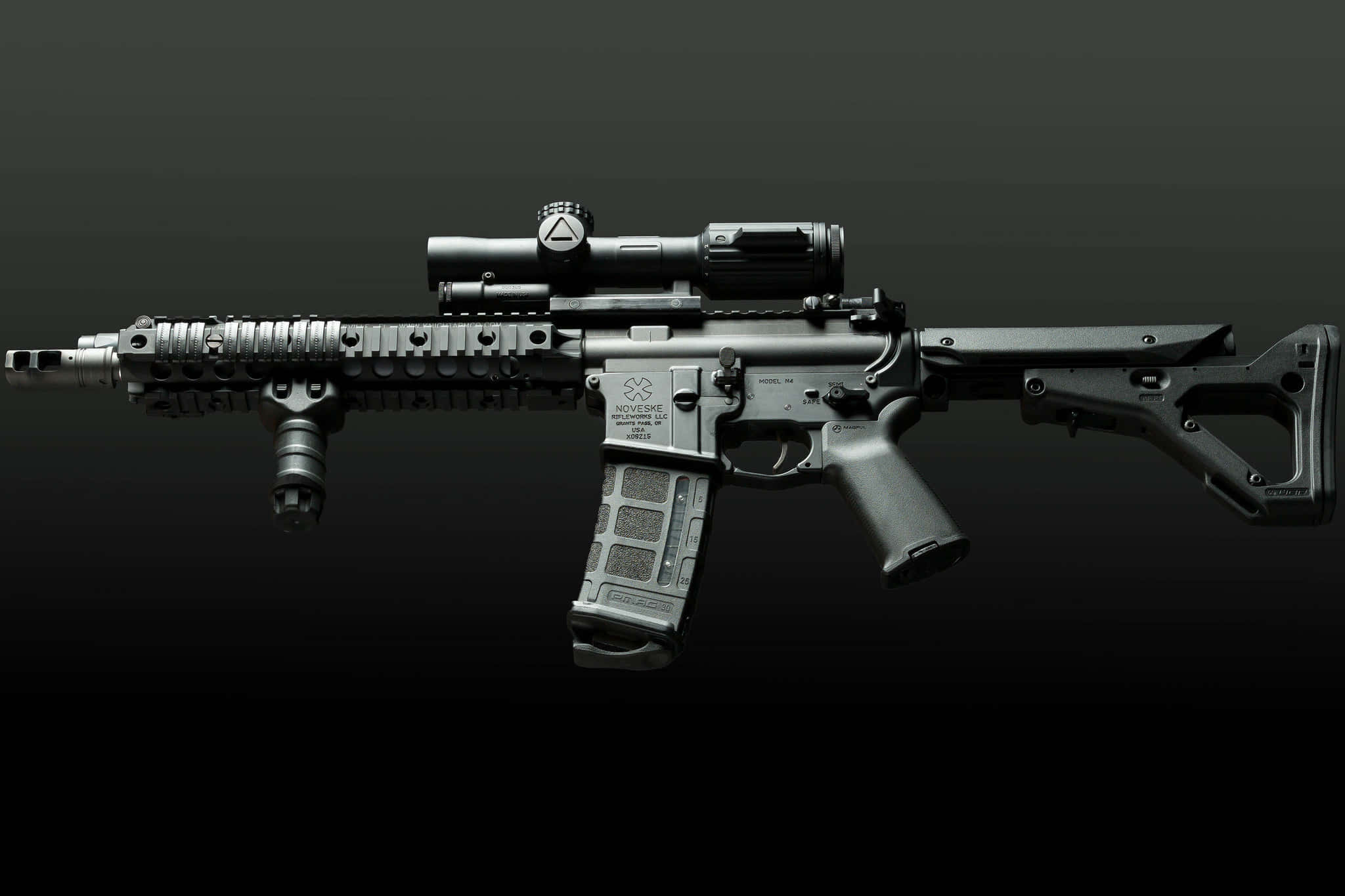 Rifle 桌布 壁紙 — 一支時尚的現代突擊步槍，配有瞄準鏡和戰術配件，在深色漸變背景上展示。