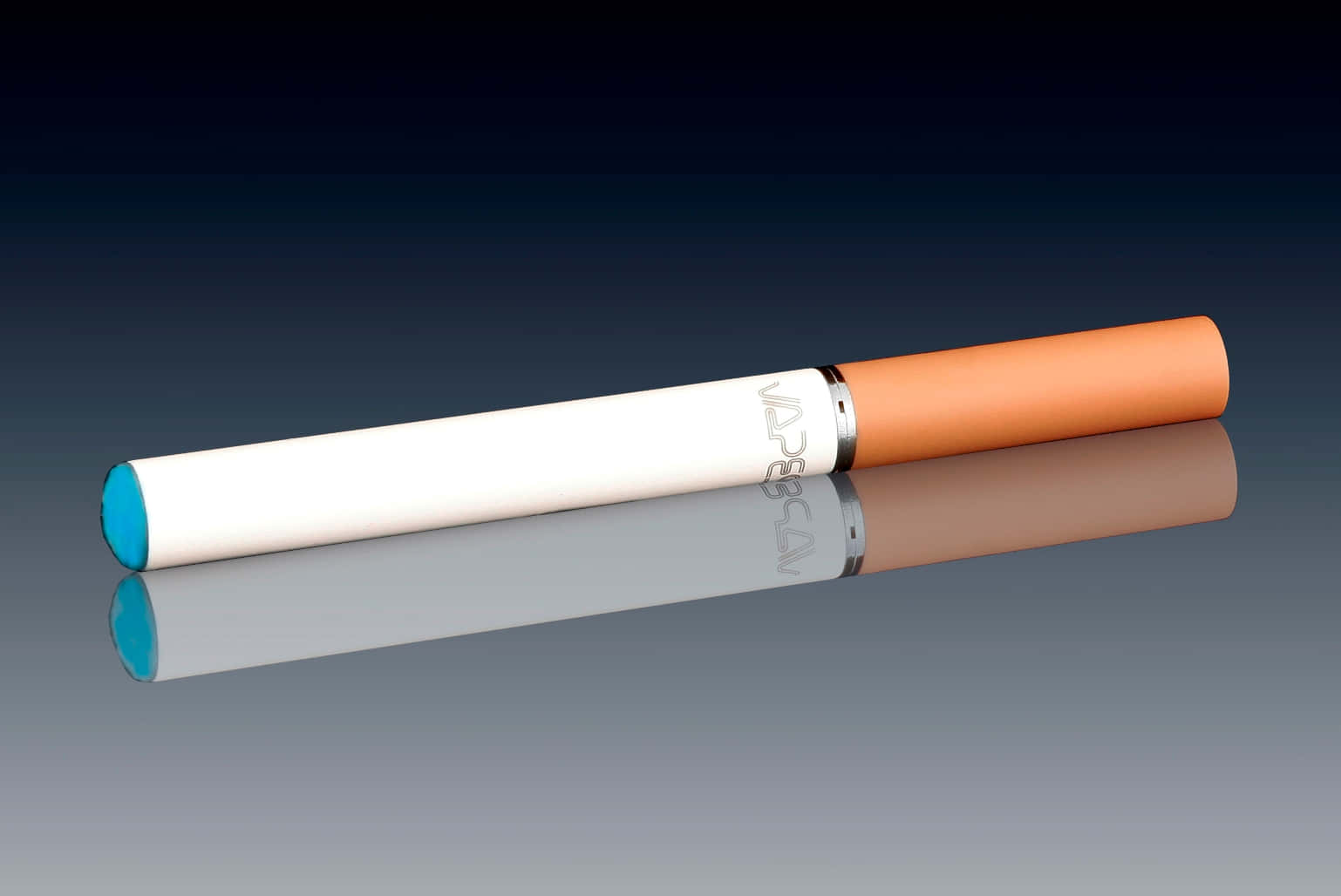 cigarettes 桌布 壁紙 — 一支時尚的白色和橙色電子煙筆，帶藍色筆帽，放置在反射表面上，背景為深色漸變。
