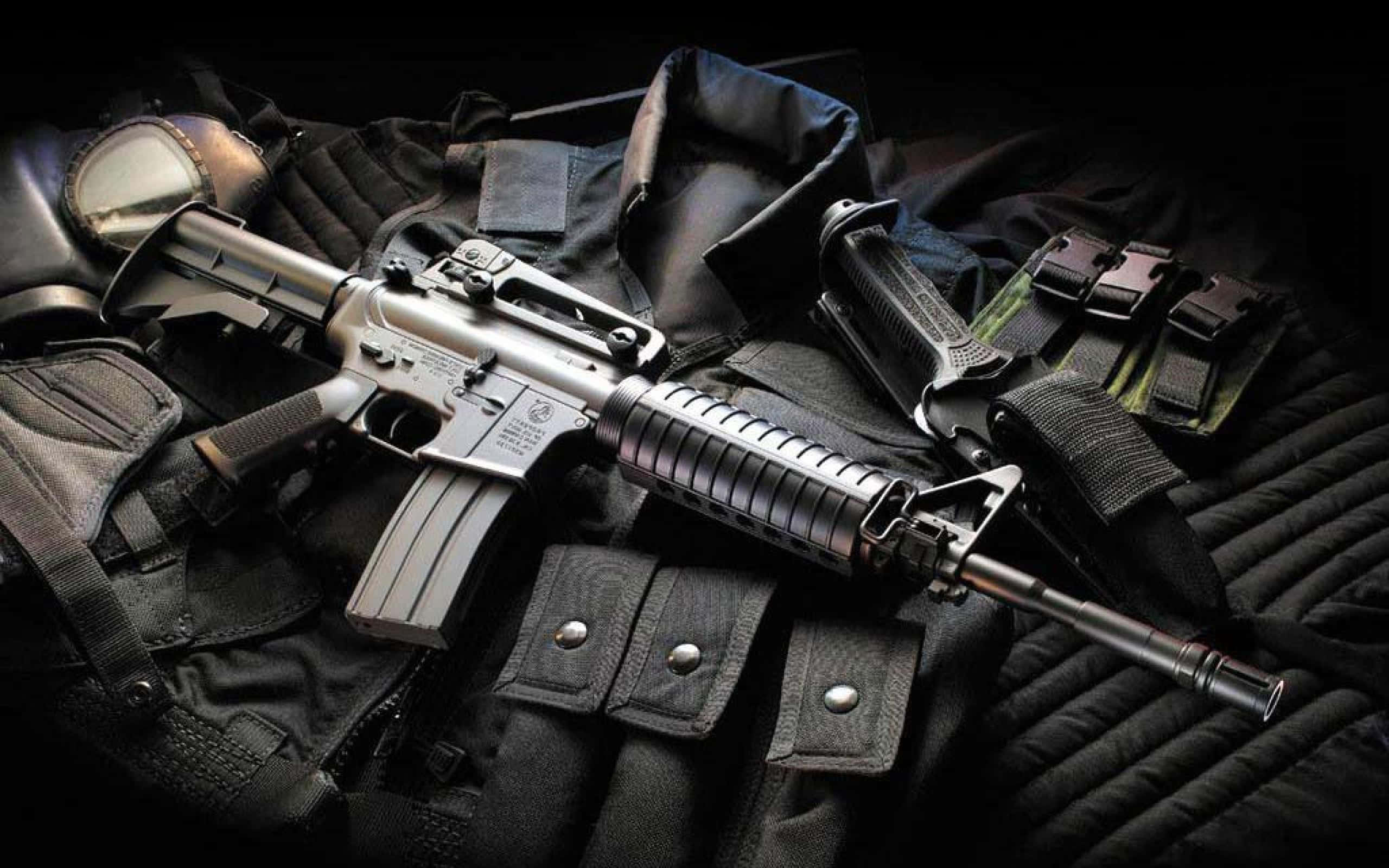 Call Of Duty Weapons 桌布 壁紙 — 一支時尚的銀色突擊步槍放在戰術裝備和頭盔上，在黑暗的氛圍工作室拍攝中。