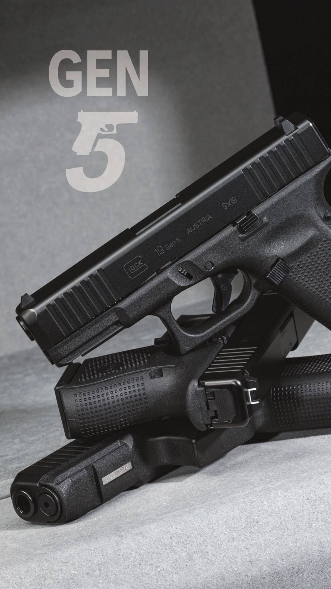 Glock 桌布 壁紙 — 一支時尚的黑色Gen 5 Glock手槍放在其彈匣上，背景為灰色，帶有'GEN 5'文字。