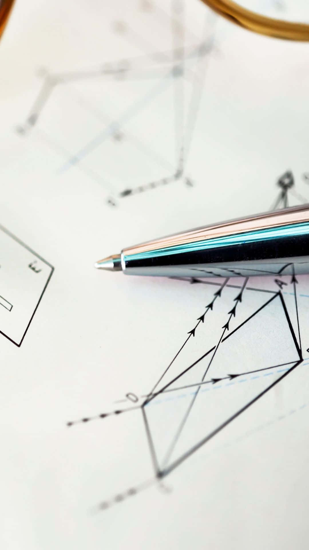 Physics 桌布 壁紙 — 一支時尚金屬筆放在帶有幾何線條和箭頭的詳細建築藍圖上。