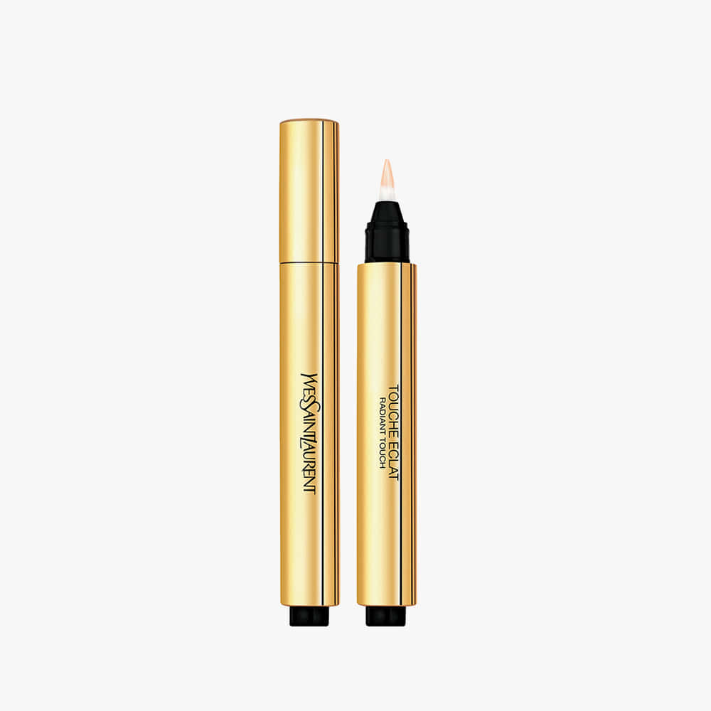 YSL 桌布 壁紙 — 一支時尚金色 Yves Saint Laurent Touche Éclat 明彩筆連蓋，放在純白背景上。