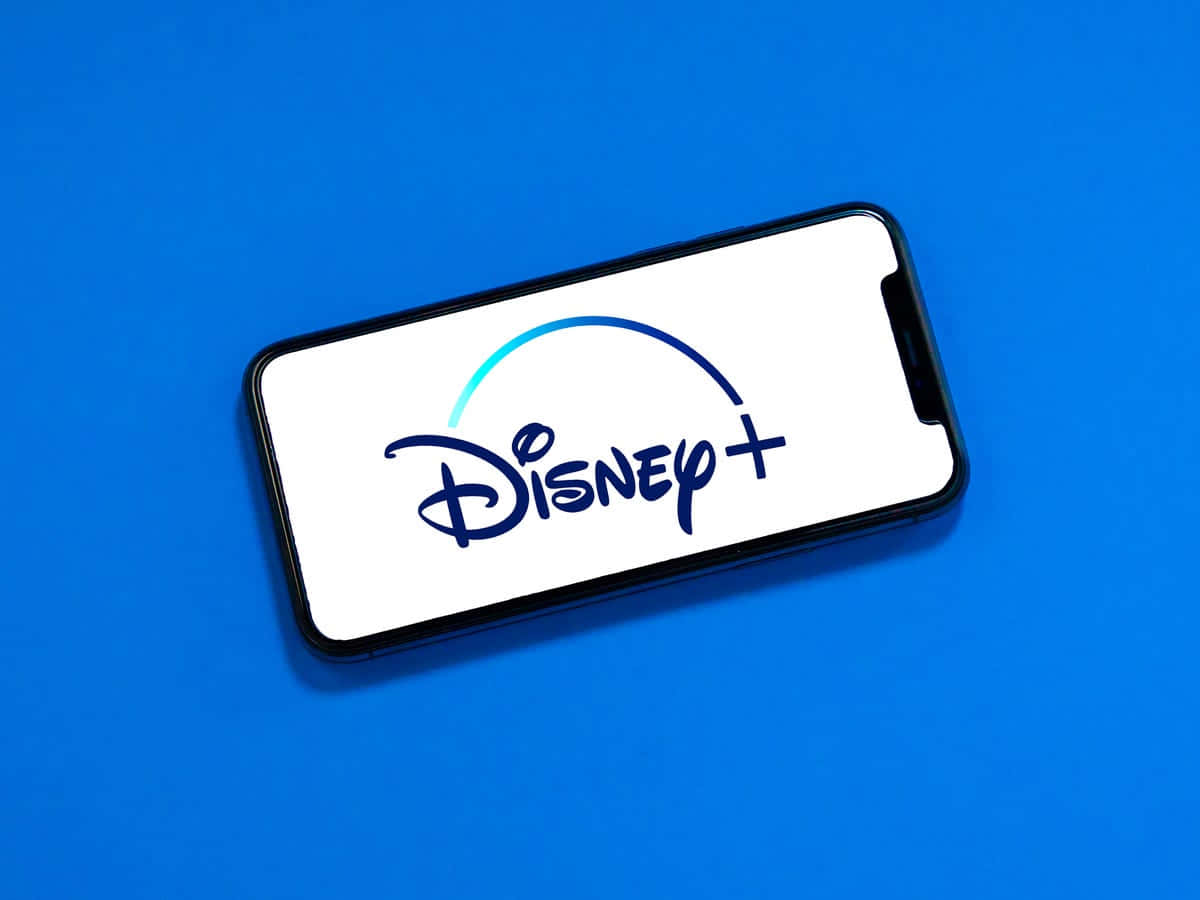 Disney Plus 桌布 壁紙 — 一支智慧型手機在充滿活力的藍色背景上顯示Disney+標誌，設計簡潔極簡。