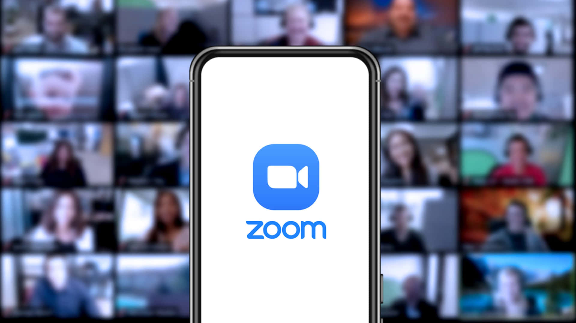 智慧型手機顯示 Zoom 應用程式標誌，背景為模糊的視訊通話網格。 — 放大 壁紙