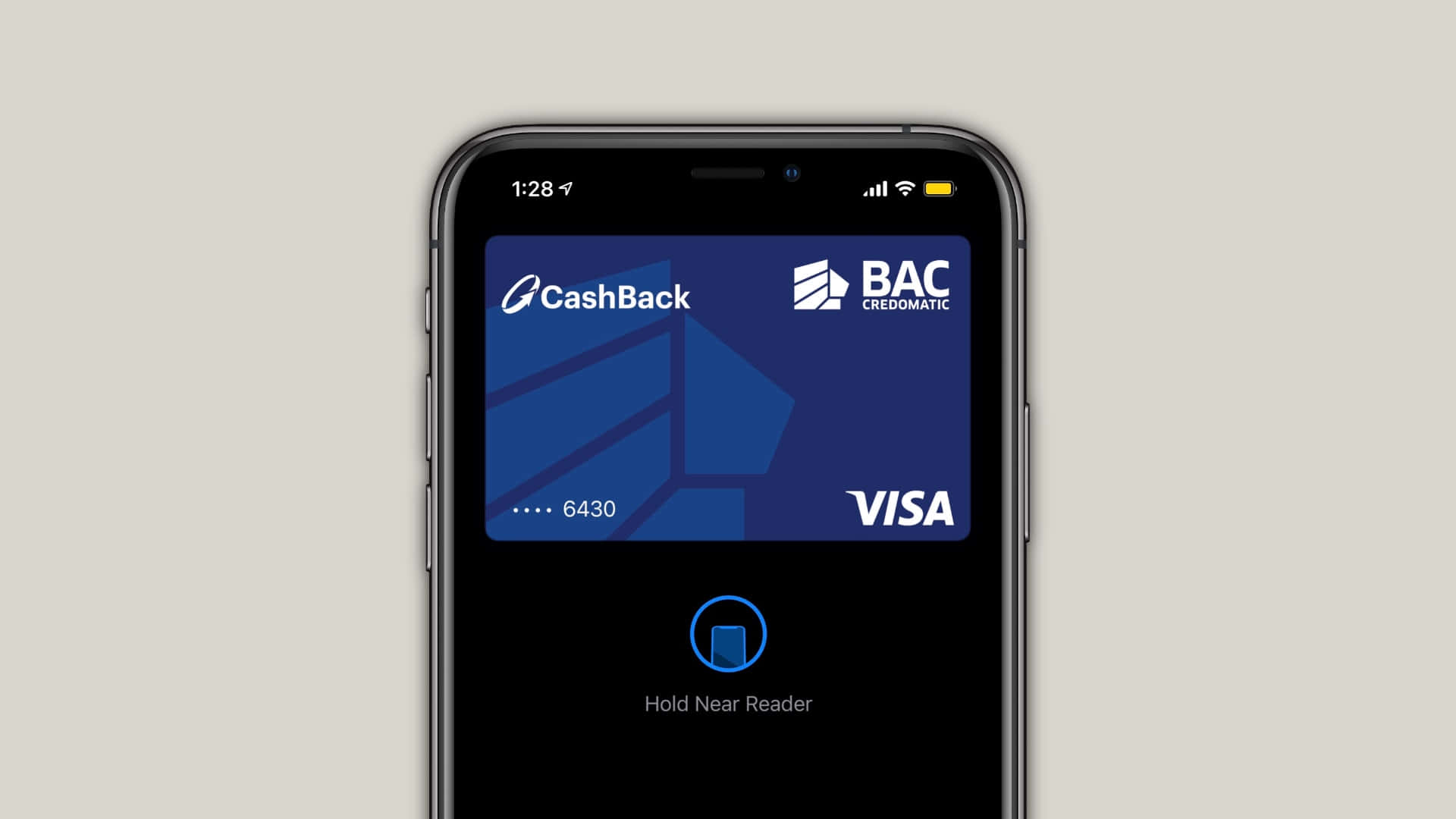 Smartphone 桌布 壁紙 — 一支智慧型手機顯示一張BAC Credomatic CashBack Visa卡在米色中性背景上輕觸進行非接觸式付款。