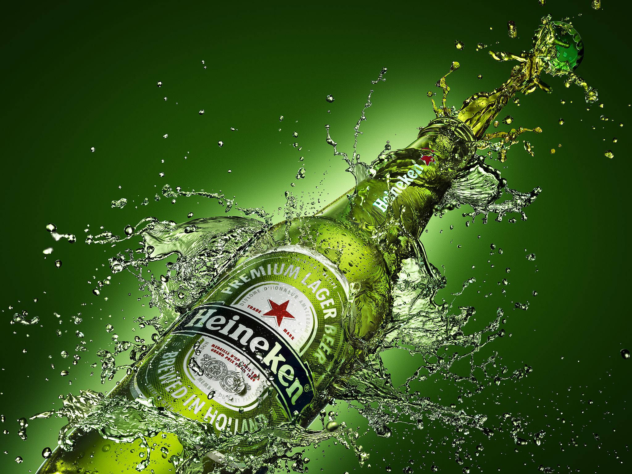 Drink 桌布 壁紙 — 一支海尼根啤酒瓶在半空中碎裂，液體飛濺在充滿活力的綠色漸變背景上。