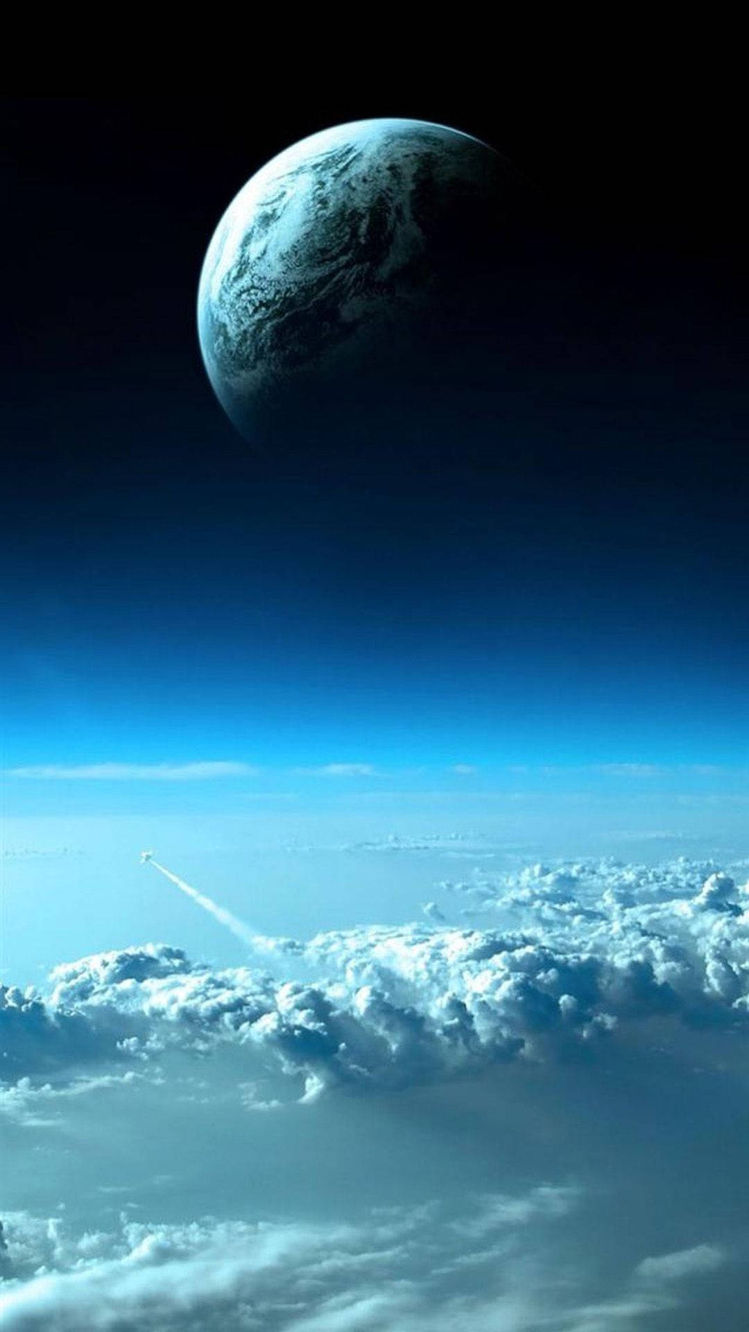 太空 iPhone 桌布 壁紙 — 一支火箭穿過蓬鬆的雲層，飛向懸掛在黑暗宇宙中的發光藍色星球。