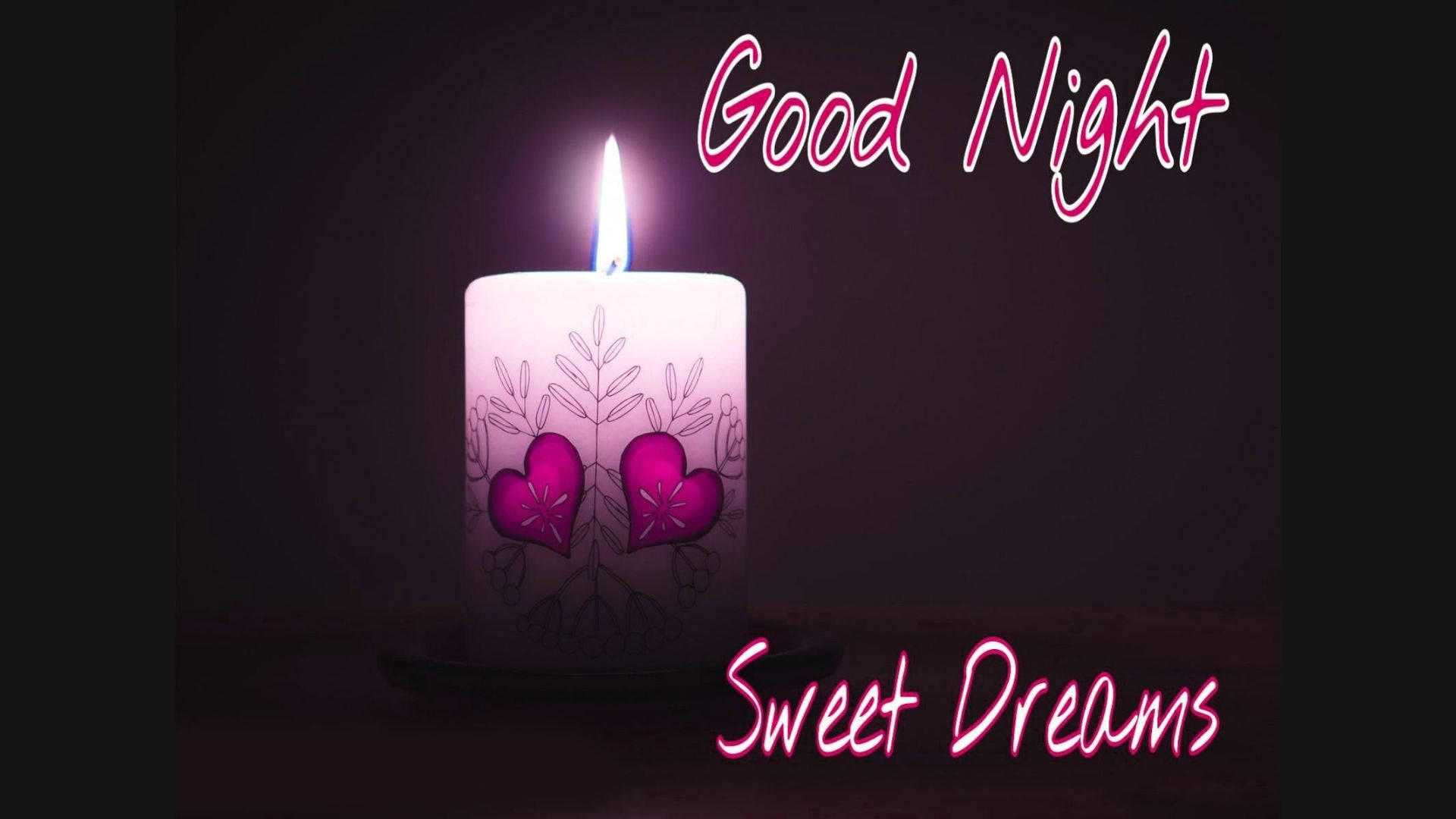 dreams 桌布 壁紙 — 一支發光的蠟燭，帶有粉紅色心形和葉子圖案，在黑暗背景上投射出柔和的光線，並帶有「Good Night Sweet Dreams」文字。