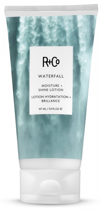 瀑布 桌布 壁紙 — 一支白色R+Co Waterfall Moisture Shine Lotion，背景為青綠色瀑布圖案。