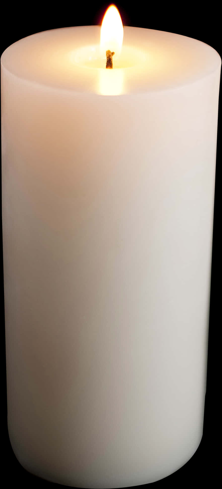 蠟燭 桌布 壁紙 — 一支白色柱狀蠟燭在純黑色背景上明亮地燃燒，散發出溫暖的金色光芒。