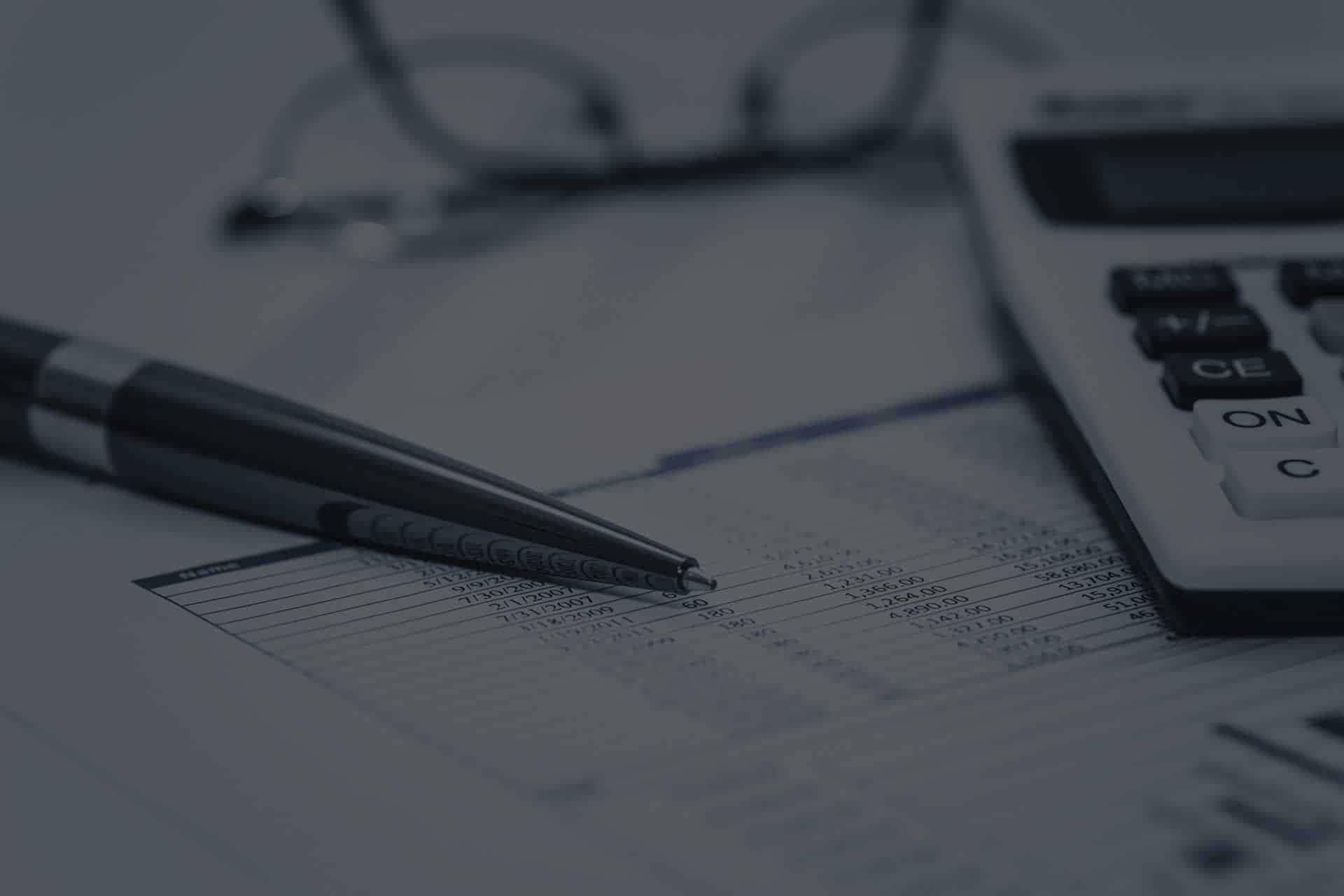 Accounting 桌布 壁紙 — 一支筆、計算機和眼鏡放在柔和藍色調的財務文件上的特寫。