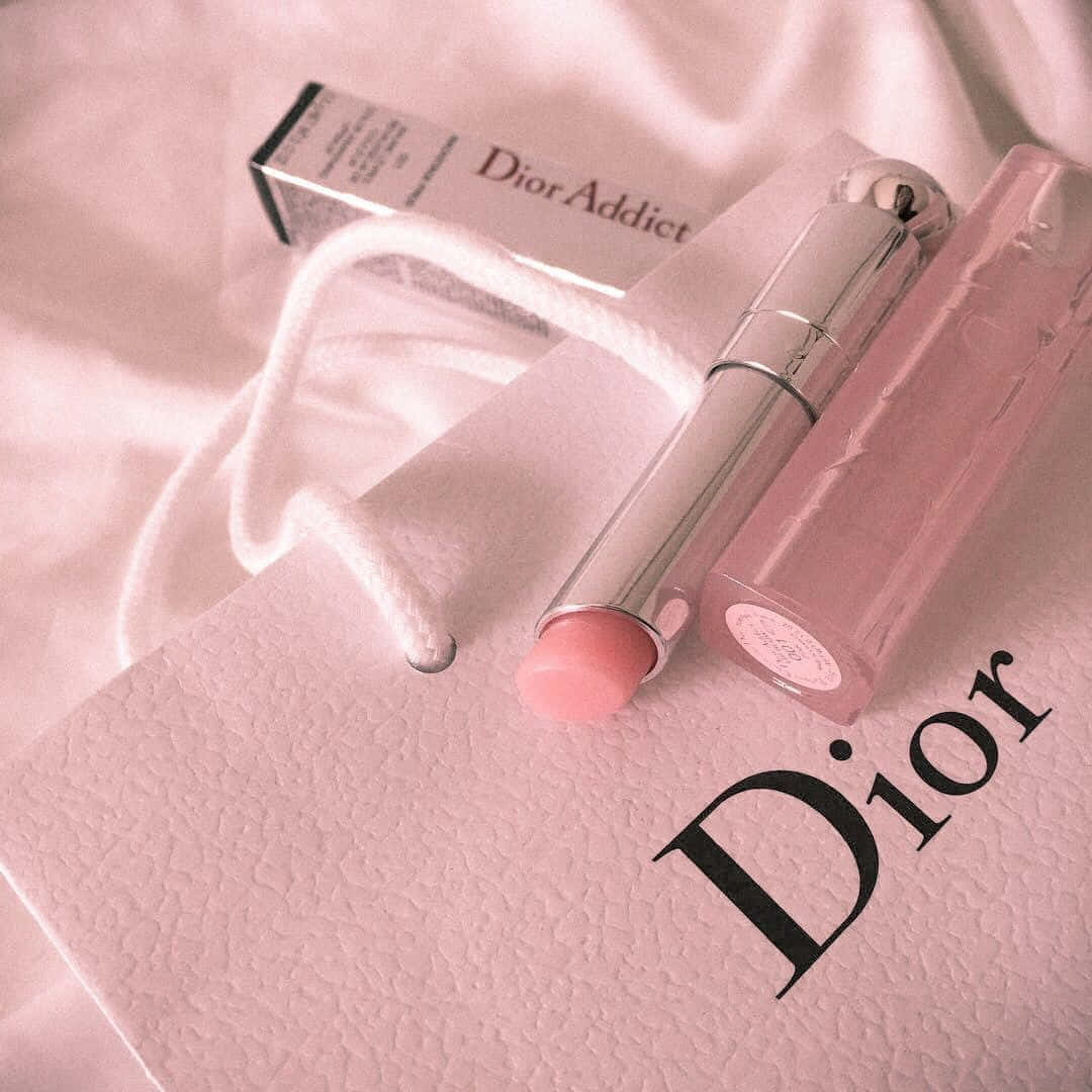 美學粉色GIF 桌布 壁紙 — 一支粉紅色Dior Addict唇膏放在一個相配的粉紅色紋理Dior手提袋上，配有白色繩索手柄。