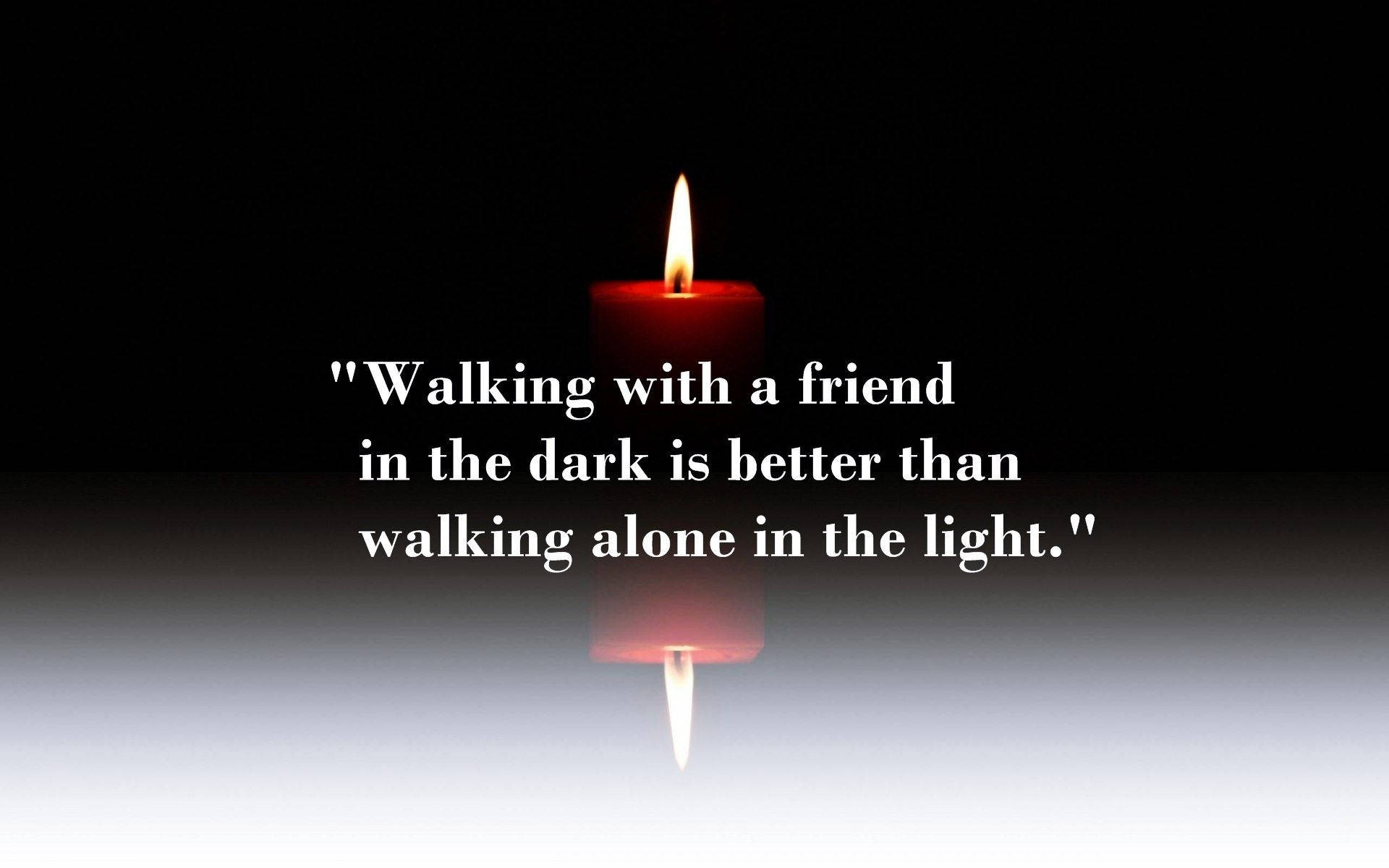 Friendship Quotes 桌布 壁紙 — 一支紅色蠟燭在黑色背景上柔和地燃燒，在漸變表面上反射，並疊加了一句鼓舞人心的名言。