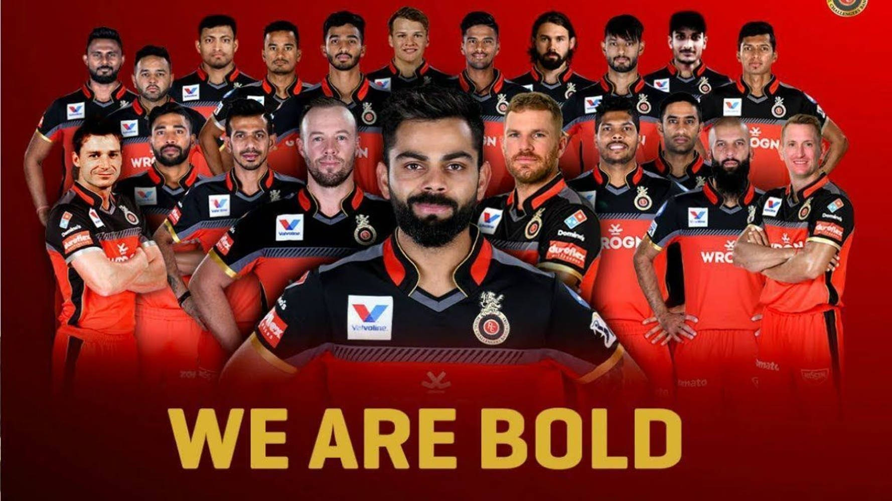 virat kohli rcb 桌布 壁紙 — 一支自信的板球隊在鮮紅色背景前穿著大膽的紅色和黑色制服擺姿勢，並以大型黃色字母展示口號「WE ARE BOLD」。