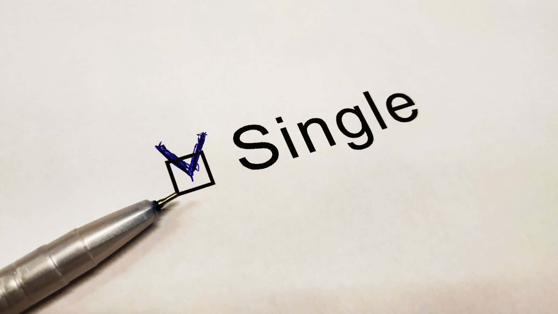 Single 桌布 壁紙 — 一支藍色筆在白色紙上勾選「Single」字旁邊的方格。