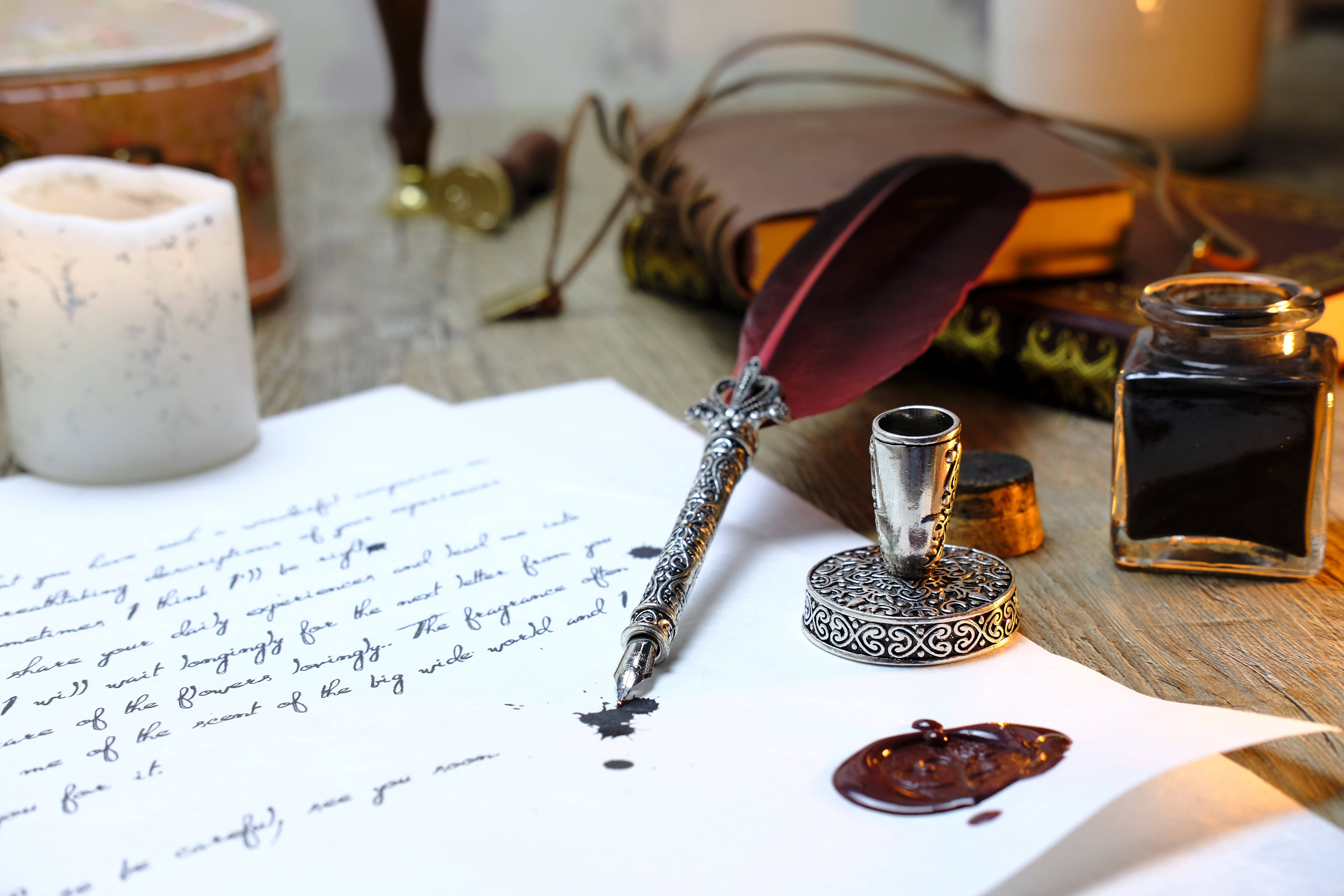Cute Writing 桌布 壁紙 — 一支裝飾華麗的羽毛筆擱在一封手寫信上，旁邊有蠟封和墨水瓶，放在質樸的木桌上。