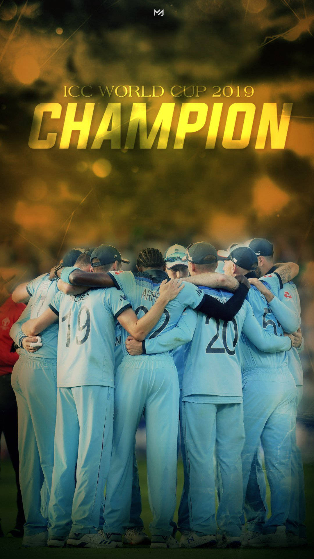 England Cricket 桌布 壁紙 — 一支身穿淺藍色球衣的板球隊聚在一起慶祝，'CHAMPION' 字樣以金色文字在熾熱的日落背景下閃耀。
