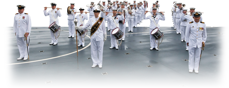 March 桌布 壁紙 — 一支身穿潔白制服的海軍樂隊在軍艦甲板上整齊行進，演奏銅管樂器和敲擊樂器。