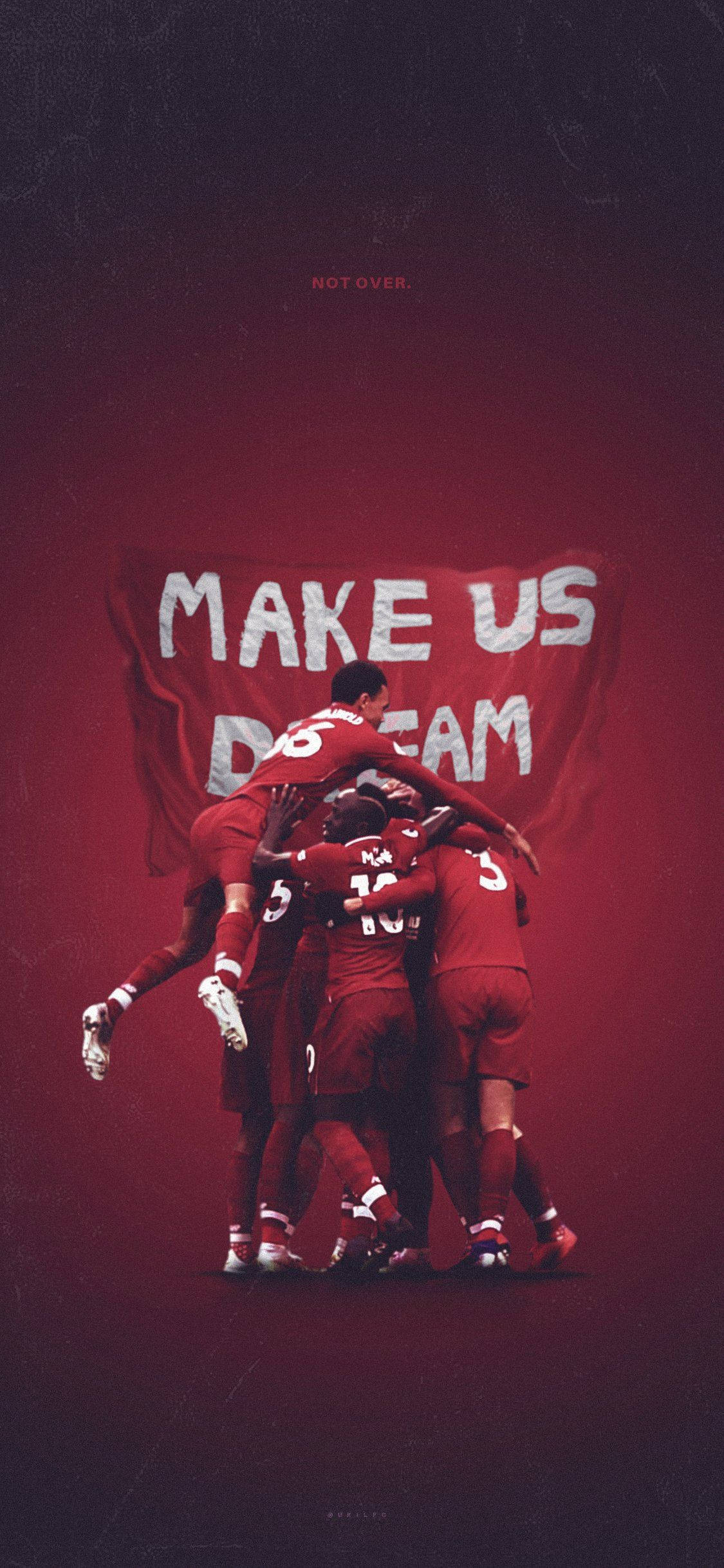 Amazing 桌布 壁紙 — 一支身穿紅色球衣的足球隊在寫著「make us dream」的橫幅下聚在一起慶祝，背景是深紅色的紋理背景。