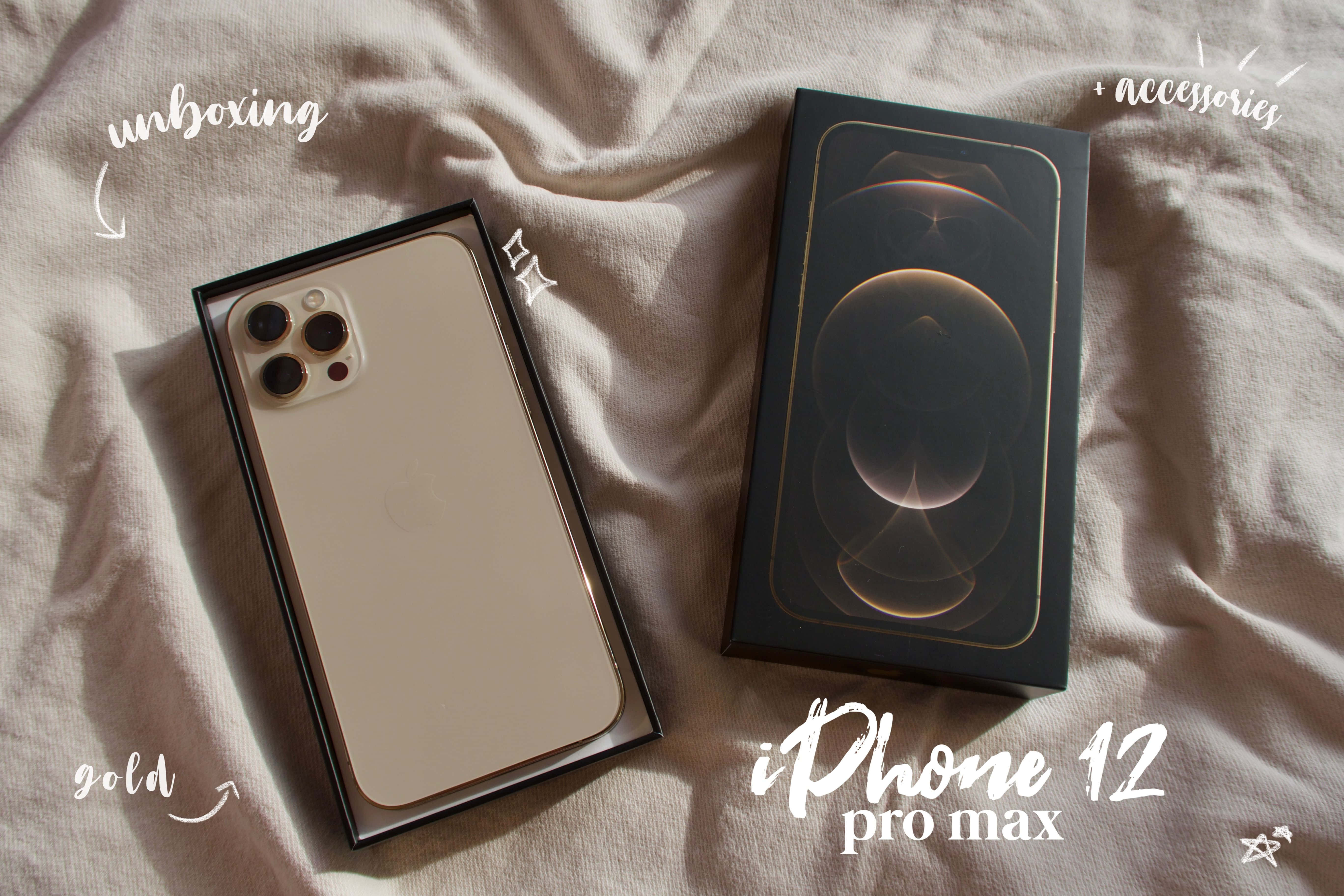 iPhone 12 桌布 壁紙 — 一支金色 iPhone 12 Pro Max 放在盒子裡，置於皺巴巴的米色布料上，布料上有手寫文字註解。