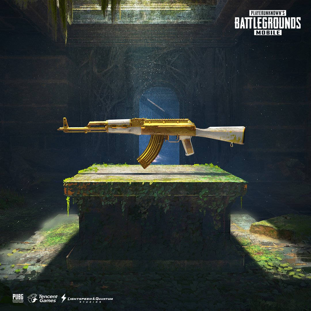 pubg mobile 桌布 壁紙 — 一支金色AK-47步槍擱在長滿青苔的石基座上，四周是陰暗、雜草叢生的廢墟，被光束照亮。
