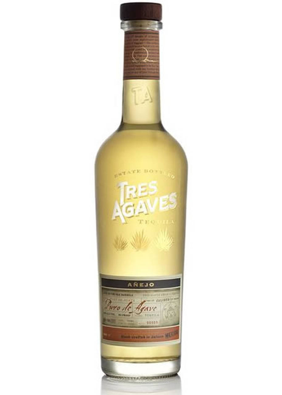 bottle 桌布 壁紙 — 一支金色的 Tres Agaves Añejo 龍舌蘭酒瓶孤立地立在純白色背景上，下方有反射表面。