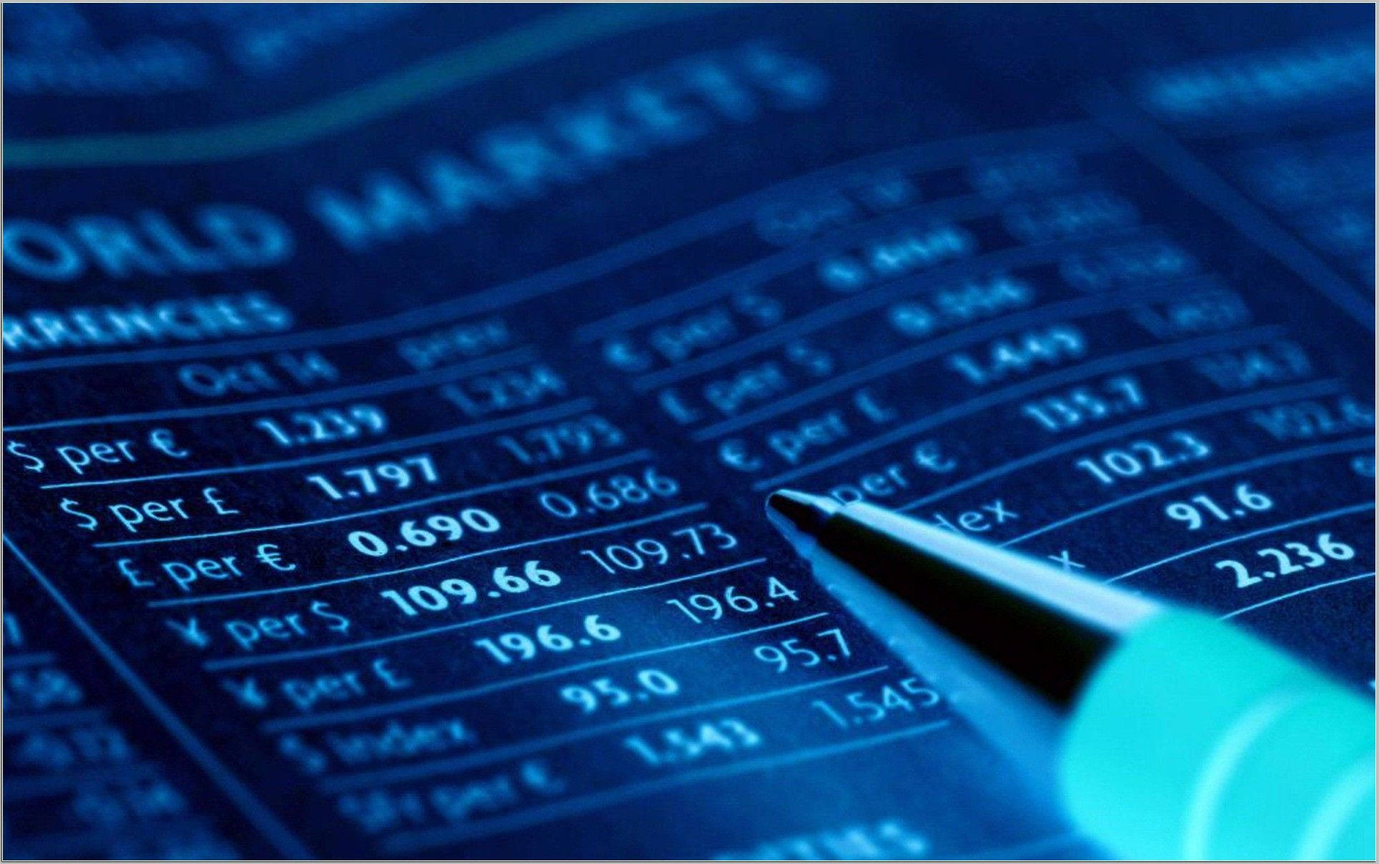 Accounting 桌布 壁紙 — 一支青綠色筆懸浮在發光的藍色金融數據上方，顯示全球貨幣匯率和股票指數。