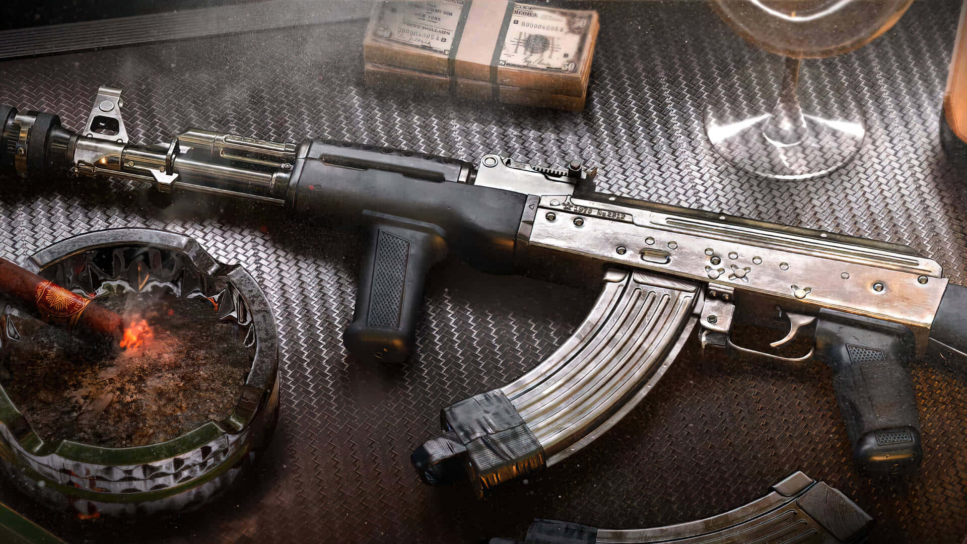 Rifle 桌布 壁紙 — 一支風化的AK-47步槍放在有紋理的桌子上，旁邊有冒煙的煙灰缸、一疊現金和一個酒杯。