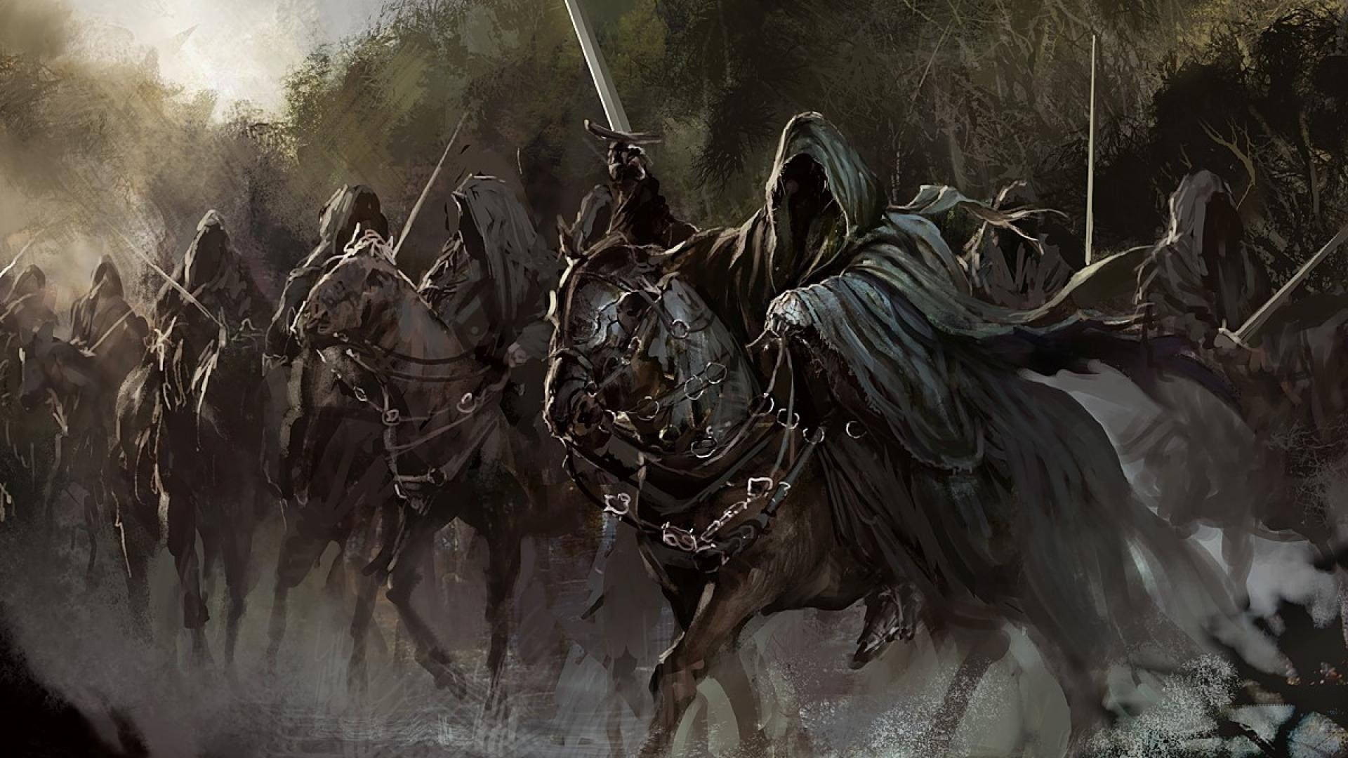 Lord Of The Rings Landscape 桌布 壁紙 — 一支黑暗奇幻軍隊，戴著兜帽的騎手騎著裝甲馬匹，在陰沉天空下衝過迷霧森林。