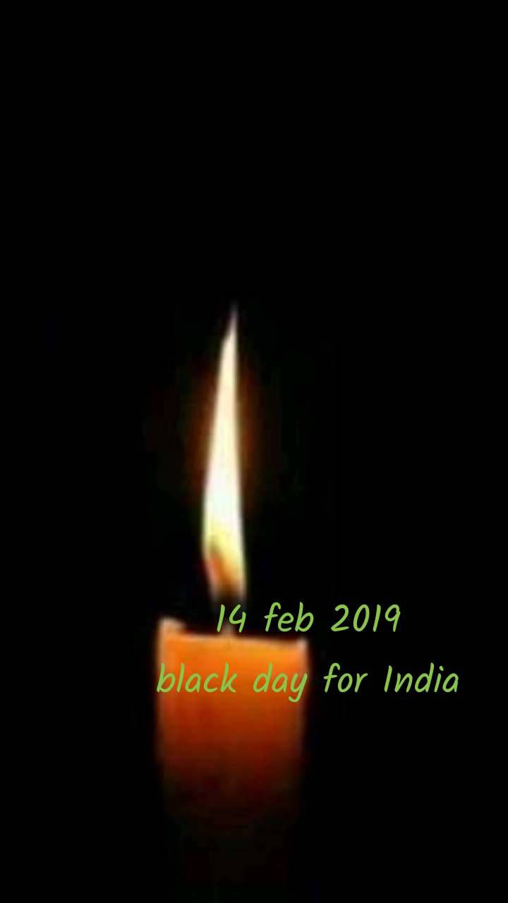India 桌布 壁紙 — 一支點燃的蠟燭在漆黑背景中溫暖地發光，並帶有綠色文字寫著 14 feb 2019 black day for India。