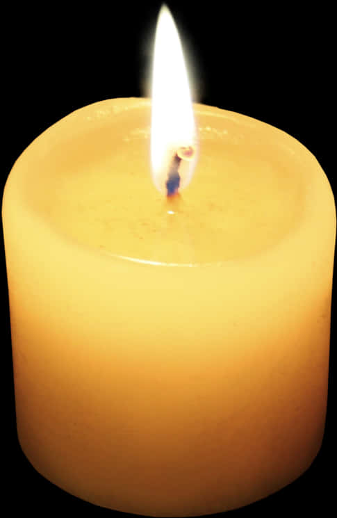 蠟燭 桌布 壁紙 — 一支點燃的黃色蠟燭在純黑背景上溫暖地發光，投射出柔和的光線和輕柔的陰影。