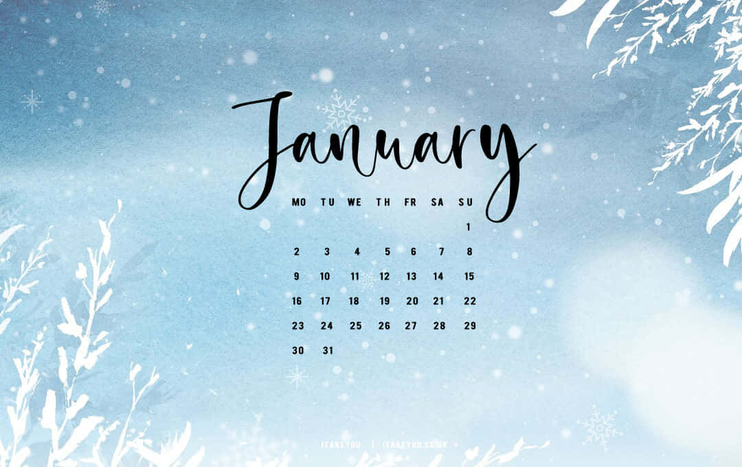 Hello January 桌布 壁紙 — 一月日曆，以優雅字體書寫，搭配柔和藍色水彩背景、白色雪花和霜凍樹枝。