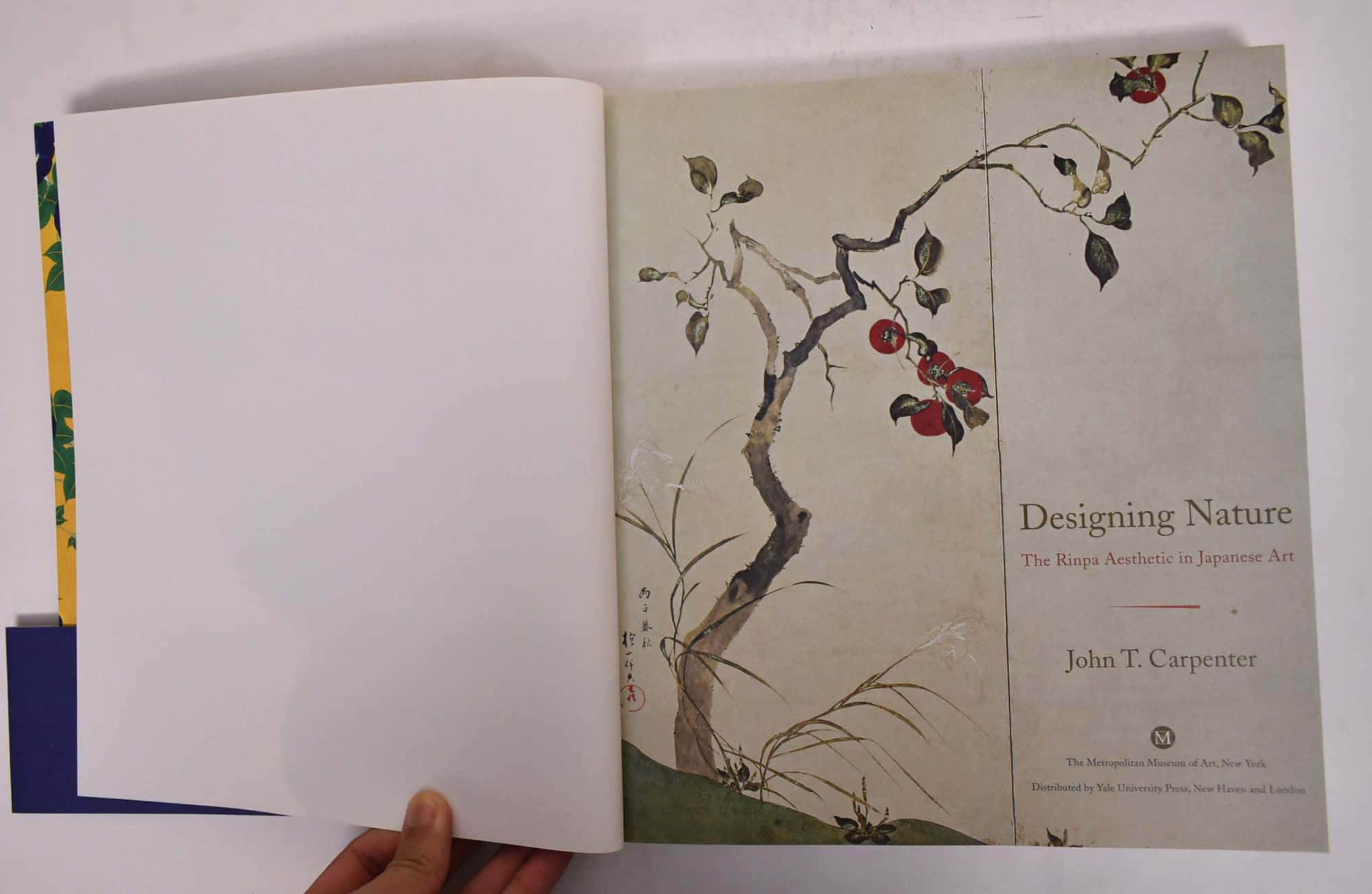 一本印有樹與花朵圖案的書 壁紙