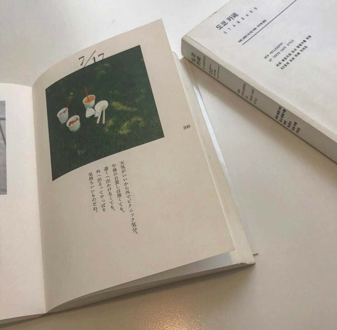 一本印有花朵圖案的書和另一本同樣印有花朵圖案的書 壁紙