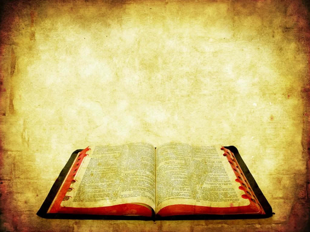 Bible Study 桌布 壁紙 — 一本打開的古老書籍，紅色皮革裝訂，置於有紋理的羊皮紙背景上，帶有溫暖的金色燈光。