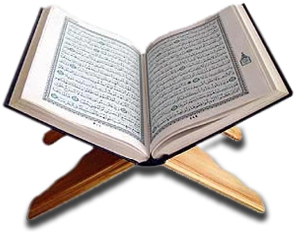 Quran 桌布 壁紙 — 一本打開的古蘭經，帶有複雜的阿拉伯書法，放在木製支架上，背景是純黑色。