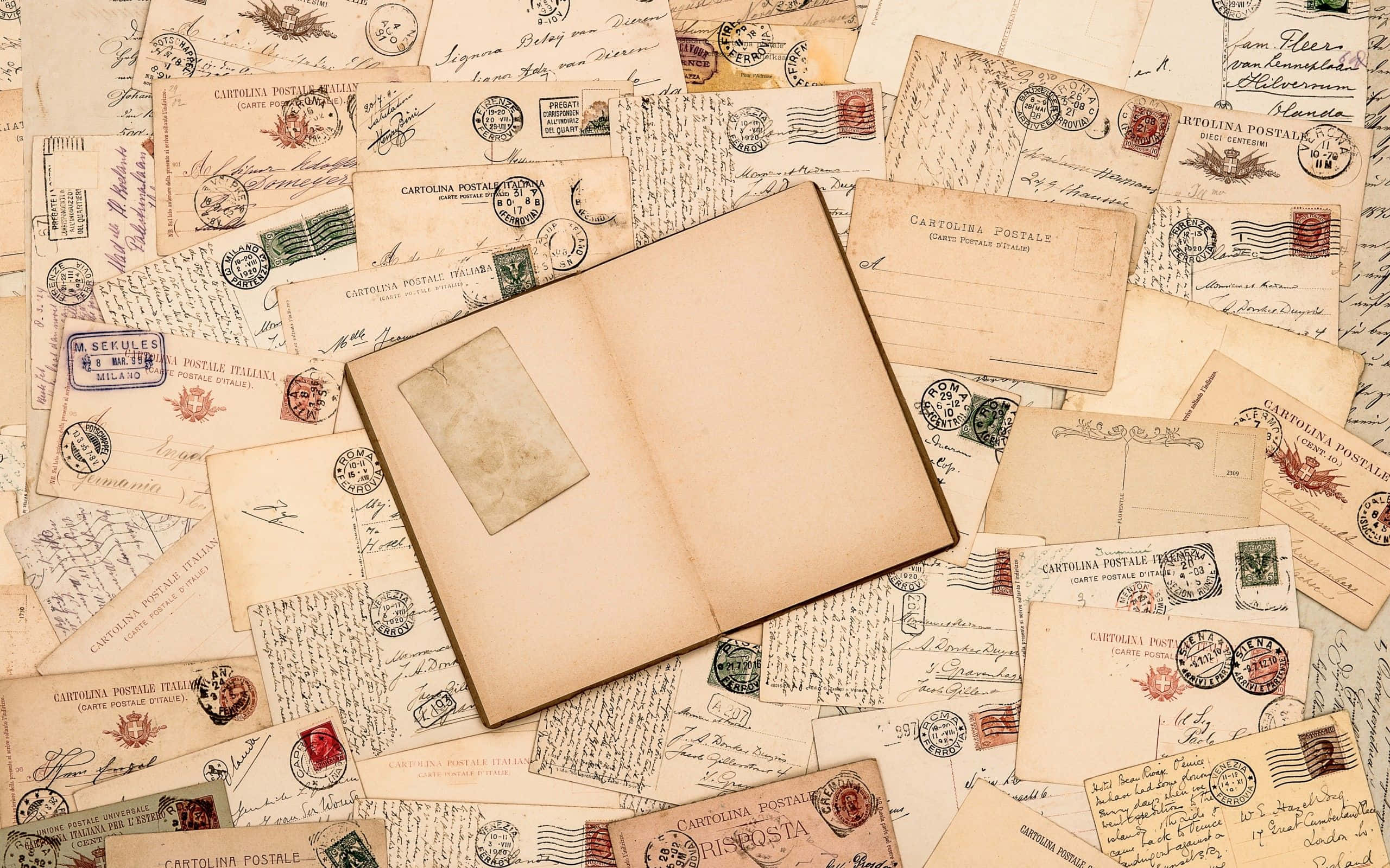 3d Travel 桌布 壁紙 — 一本打開的復古相簿放在一堆散落的義大利舊明信片和手寫信件上。