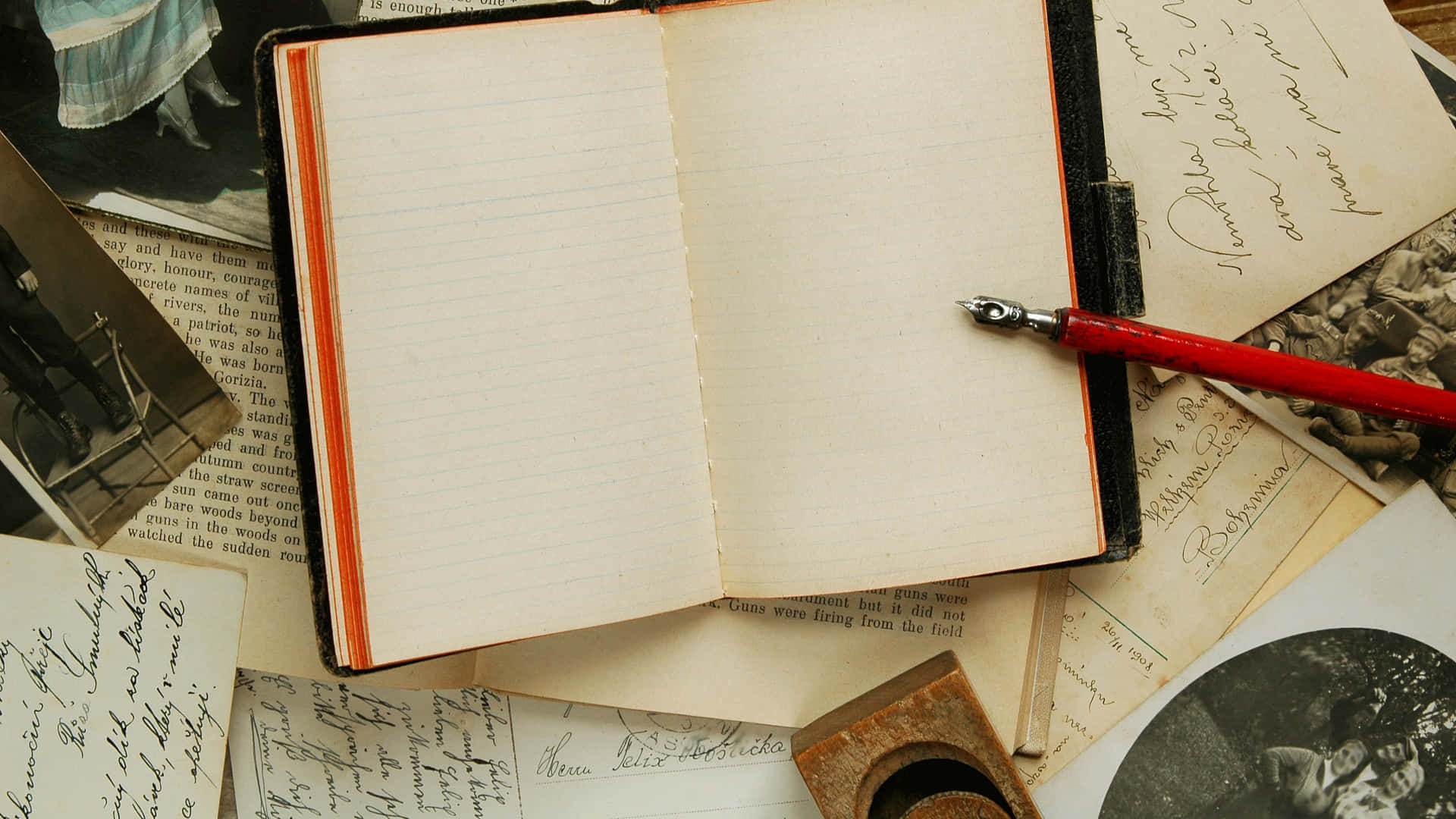 notes 桌布 壁紙 — 一本打開的復古筆記本，配上一支紅色鋼筆，放在散落的手寫信件和舊照片上。