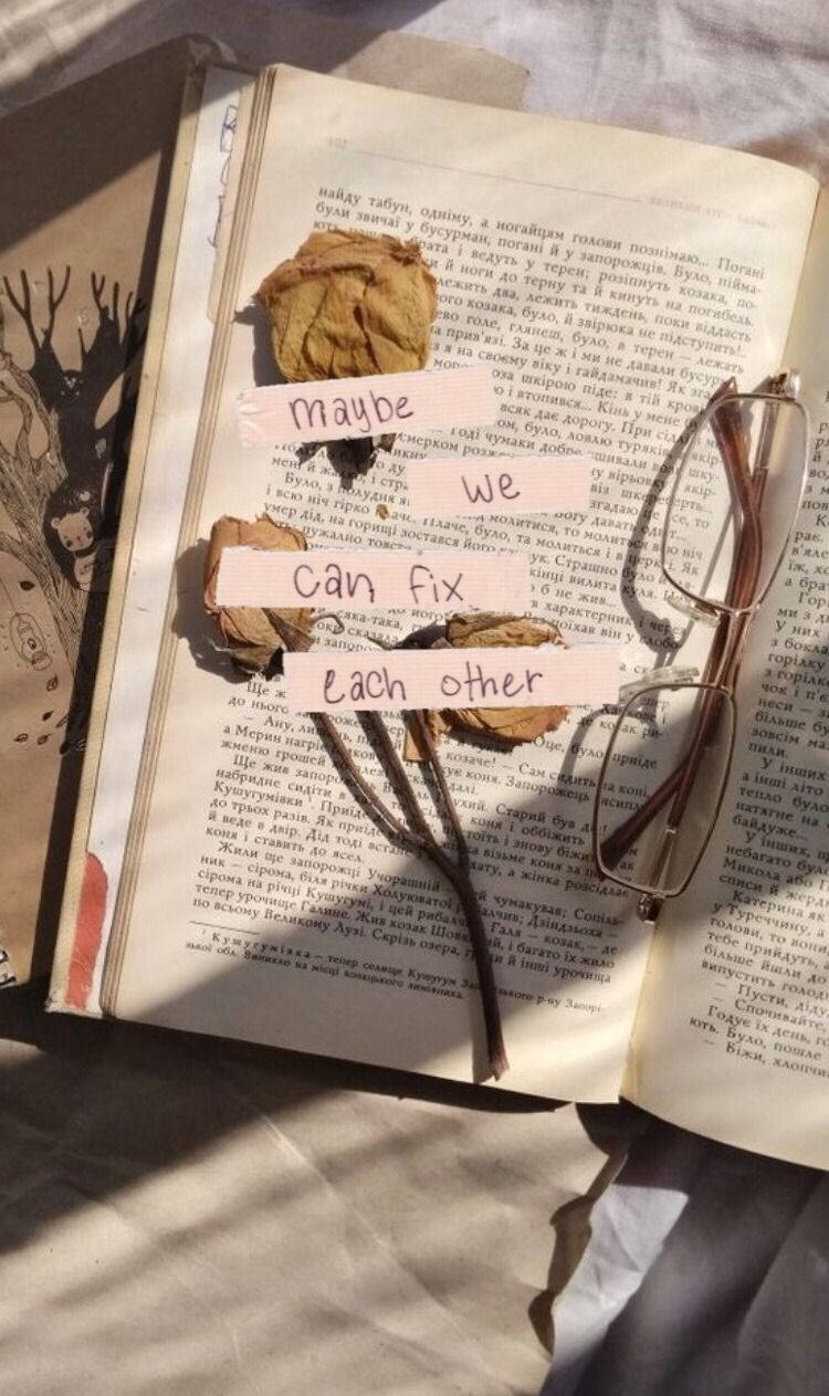 打開的書，上面有手寫的便條條和乾燥的樹葉，眼鏡擱在書頁上。 — 復古美學 GIF 壁紙