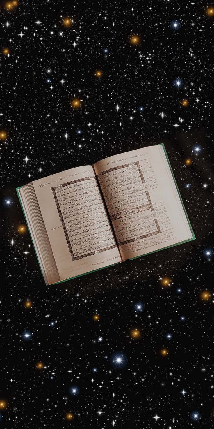書本 桌布 壁紙 — 一本打開的書，上面有阿拉伯文字，漂浮在深空閃爍的星海中。